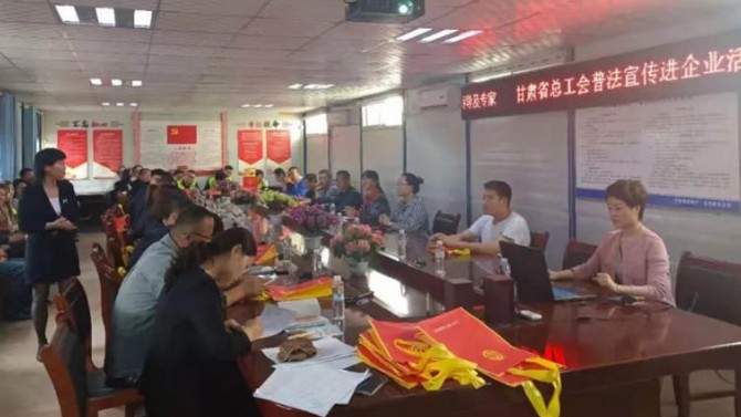 普法宣傳進項目，攜手共建文明工地