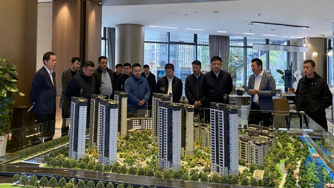 無錫市錫山區(qū)顧文浩區(qū)長一行蒞臨百酈華庭項目調(diào)研指導(dǎo)工作